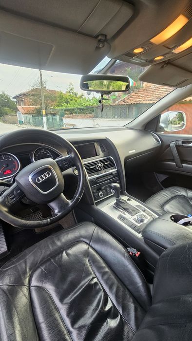 Автомобил Audi Q7