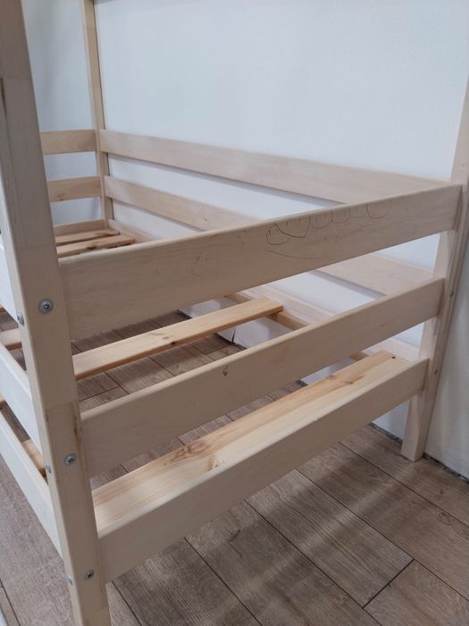 Кровать детская, деревянная