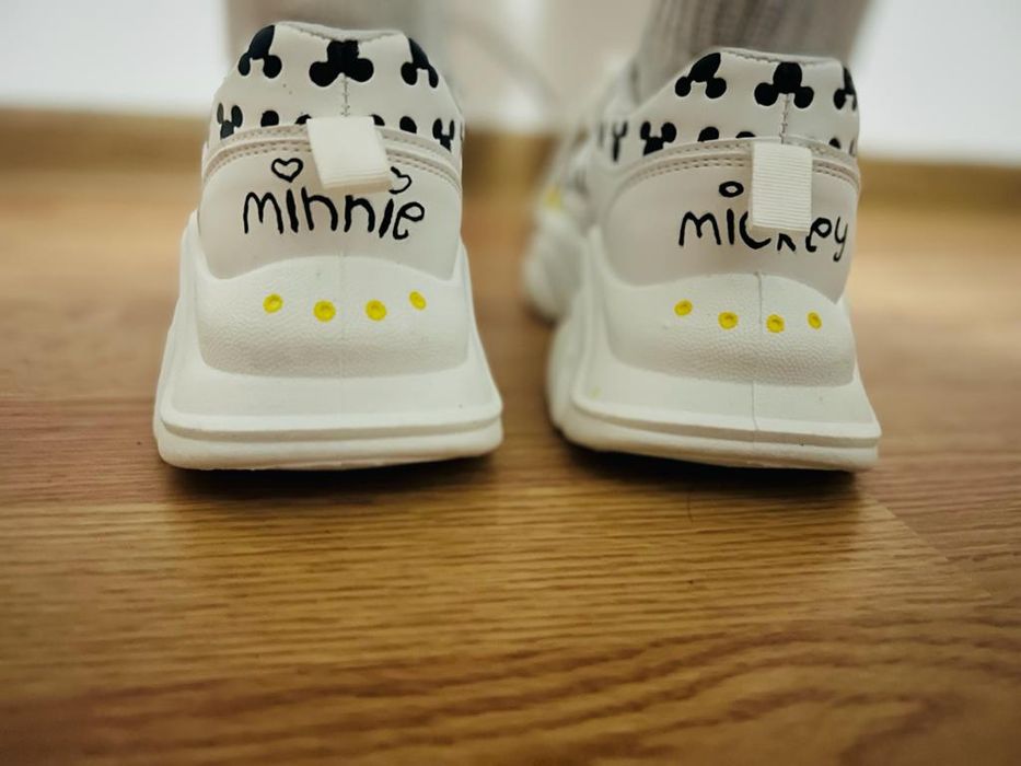 Adidasi pictați manual, tema Disney