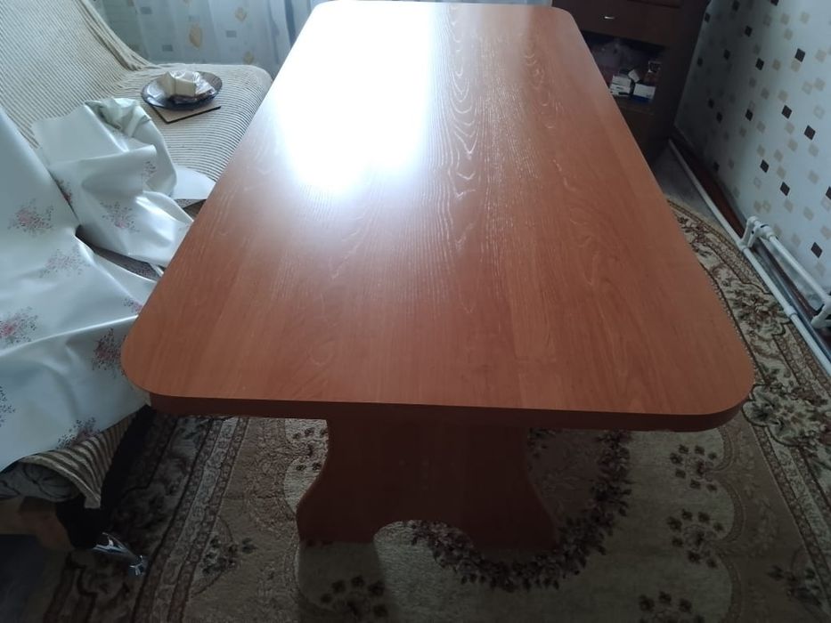 Продаем стол коричневого цвета