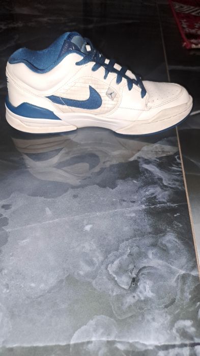 Adidași Nike Jordan albi cu albastru, originali, purtați doar o data