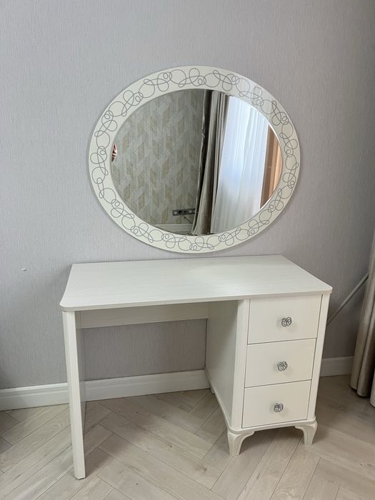 Косметикалық столик айнасымен