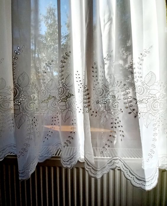 Perdele  scurte(h=1,70m, identice ca model,din voal alb, cu bordură lată de broderie  spartă.