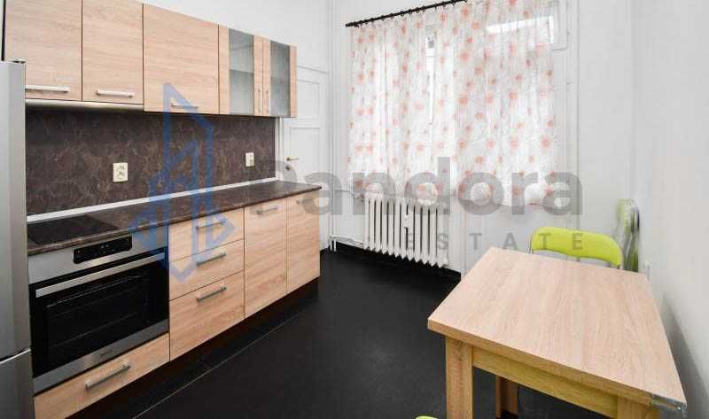 Дава се под наем Тристаен апартамент в София, Център - 95 кв.м за 500 € - Снимка #1