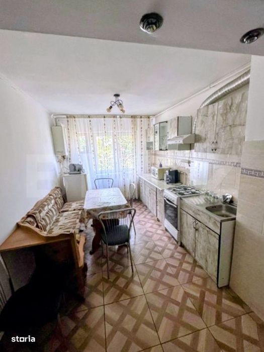 Apartament - 3 camere-  etaj intermediar, zona Lama