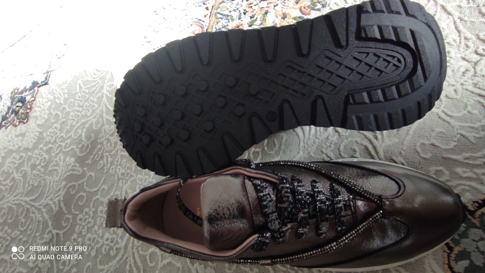 Кроссовки НОВЫЕ  отдам дешево