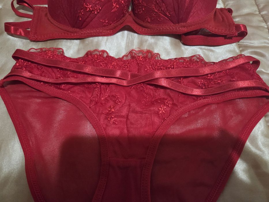 Set sutien și chiloți roșu nou mărime S-M