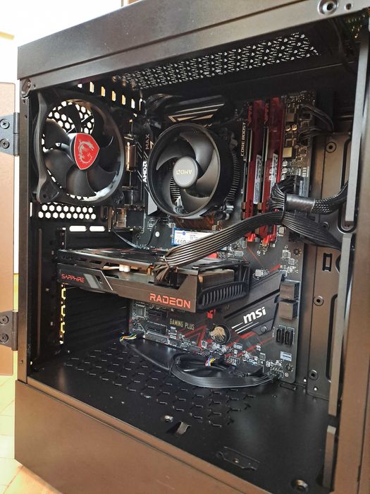 Геймърски компютър с стилен дизайн.