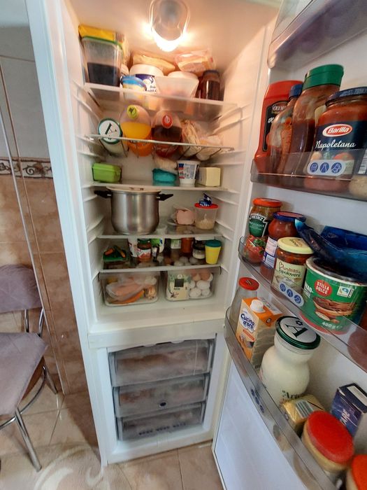 Vând frigider whirlpool