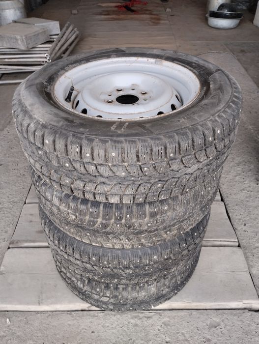 Резина с дисками комплект на 13. Зимние, шипованные.