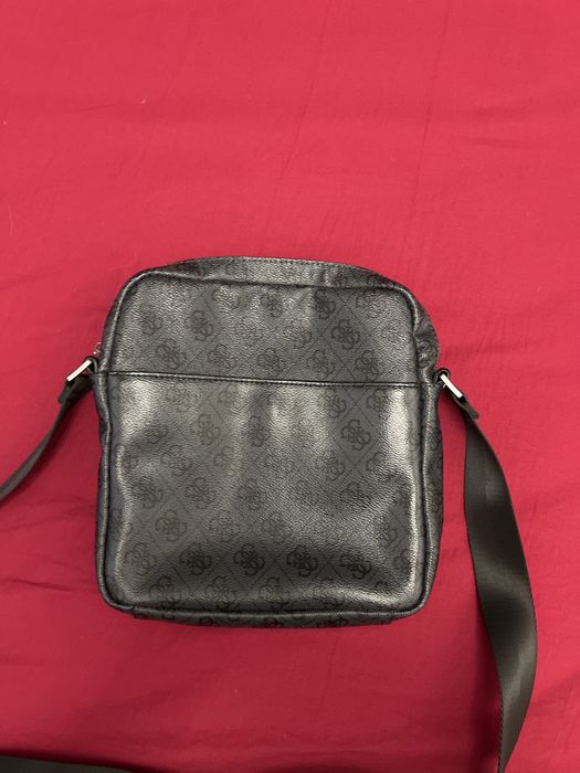 Мъжка чанта на Guess