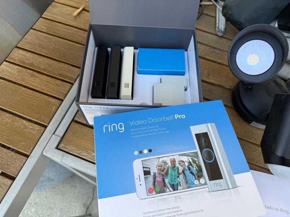 Sistem de securitate complet Ring (video doorbell,floodlight,sonerii)