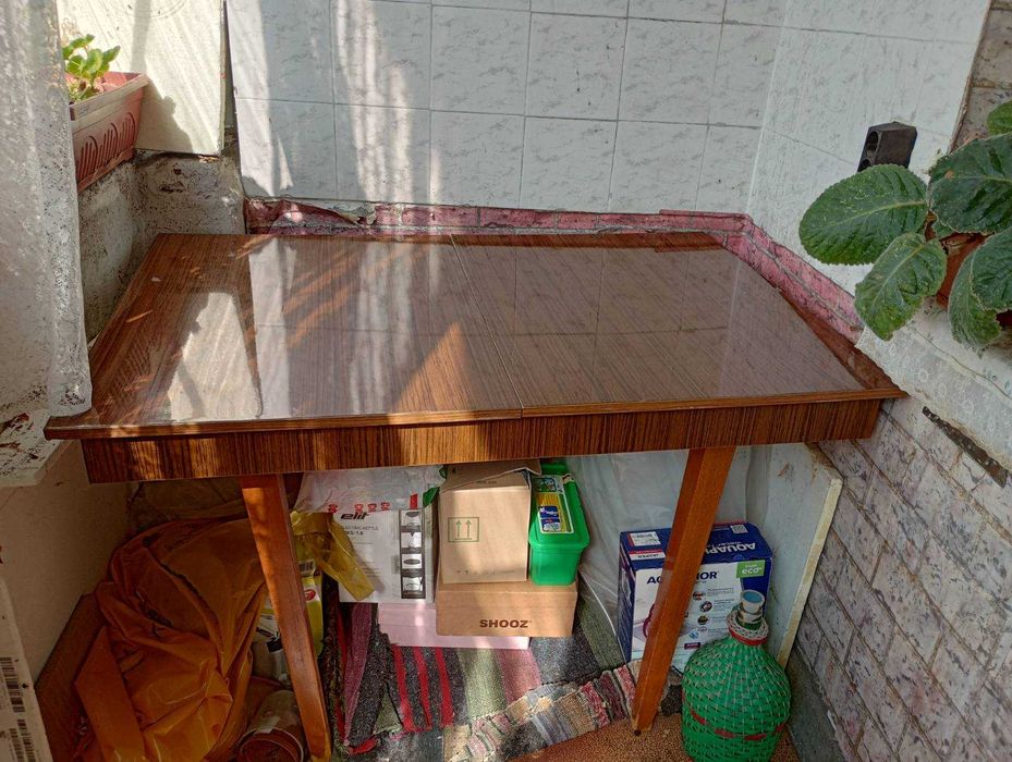 Масивна дървена маса