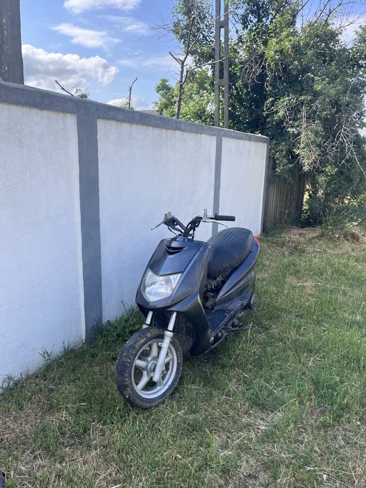 Dezmembrez scuter yamaha  125cc