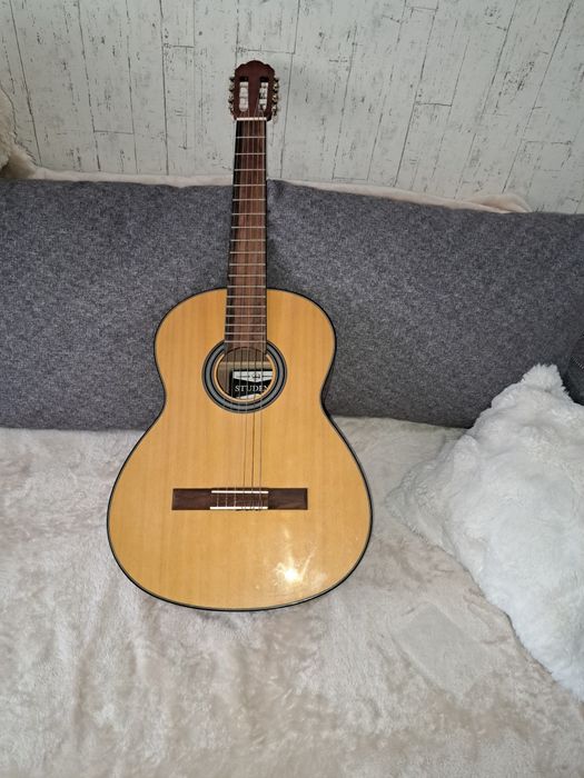 Vând chitara clasica 4/4+ husa, 250 lei