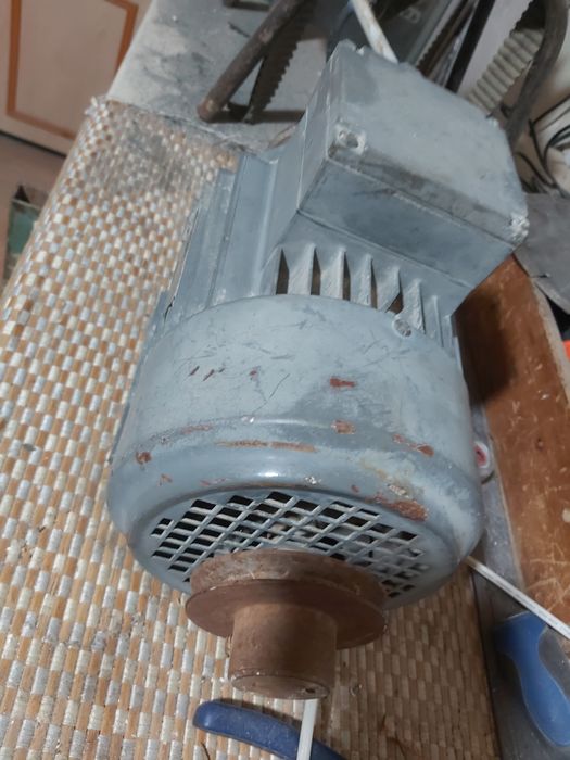 Продам двигатель на 380,баллоны разные