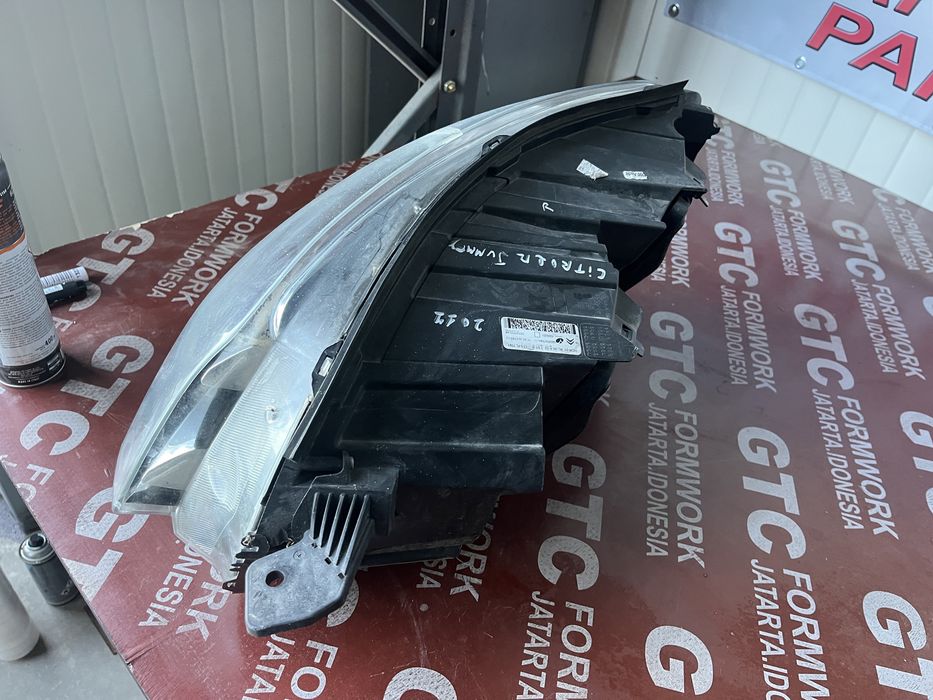 2 комплекта ляв и десен фар Citroen Jumpy 2016-2023