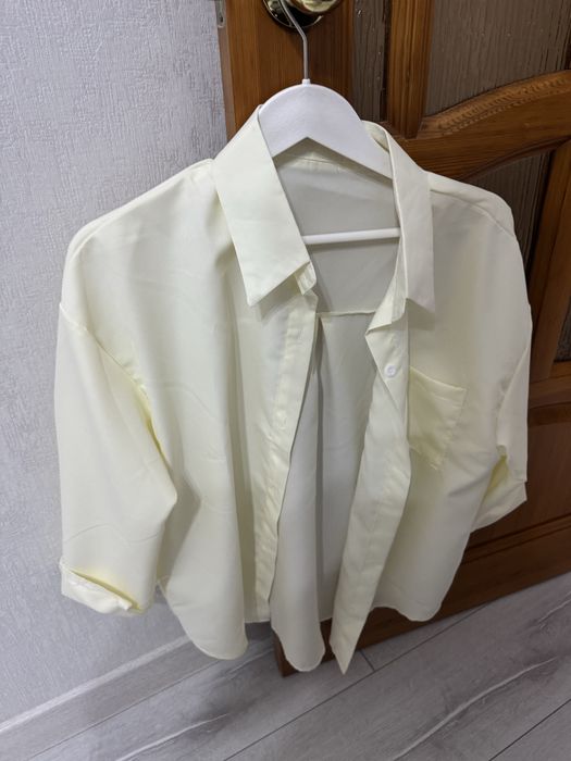 Женская одежда рубашка и джинсы