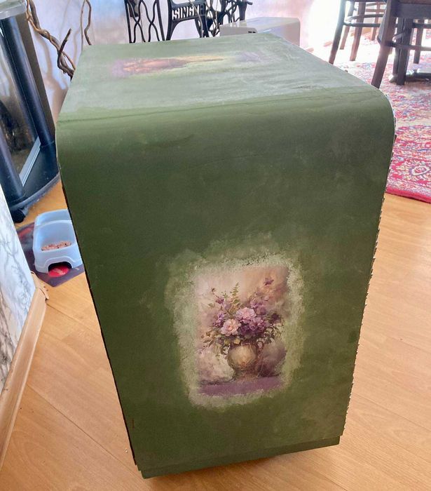 Ръчно декорирано нощно шкафче от дърво