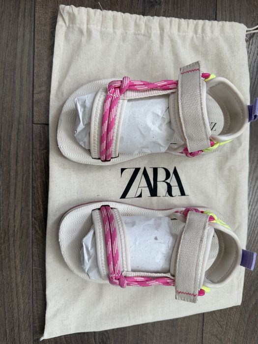 Детски гумени сандали на Zara