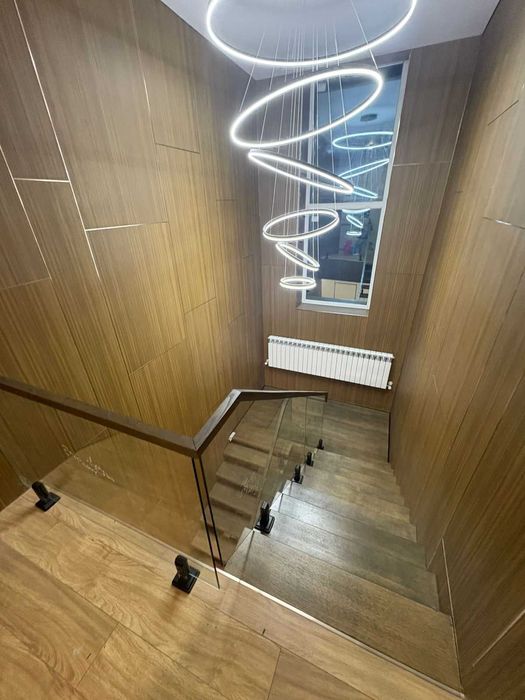 Лестницы любой сложности: стекло, металл, дерево. В срок.