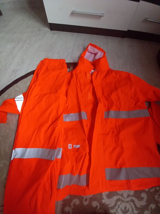 Продам перчатки и дождевик