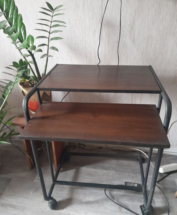 Продам столик под кампьютер.