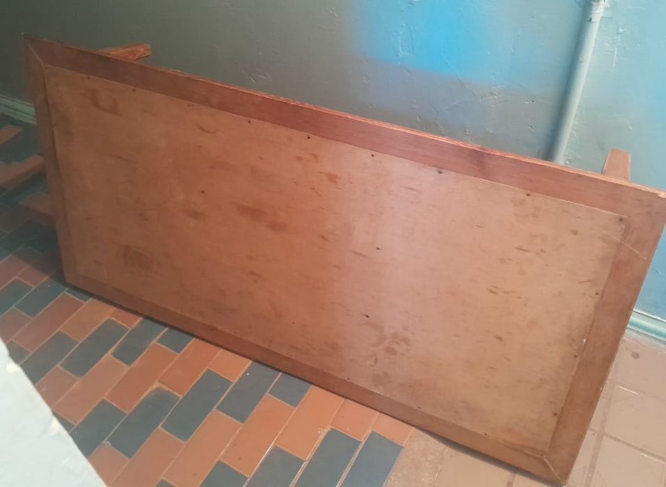 Ағаш стол аяқтарымен