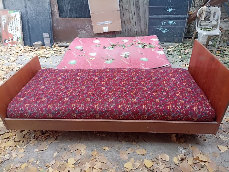 Односпальная кровать б/у.