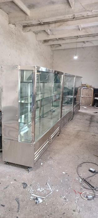 Vetrina xaladelnik Tort va shirinliklar uchun