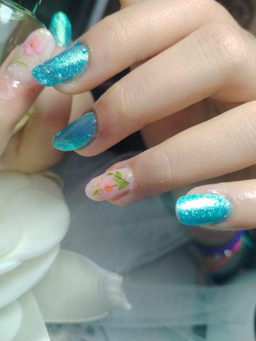 Realizez manichiură gel și semi