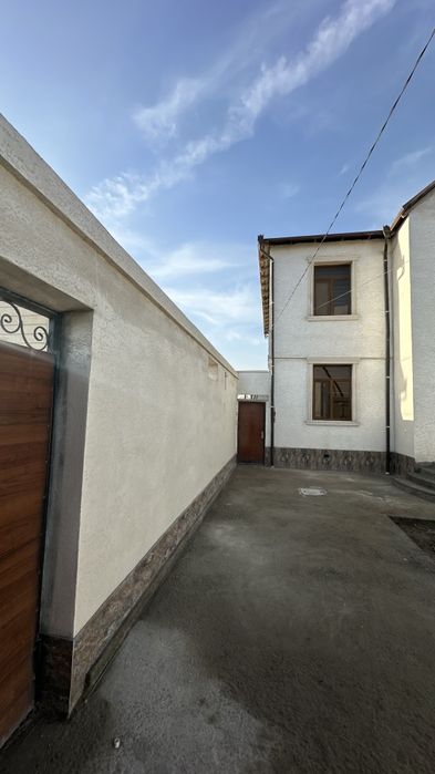 Урганч туманида икки қаватли уй сотилади.