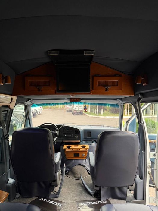Ford Econoline 7 kishilik v8-5.5 mator