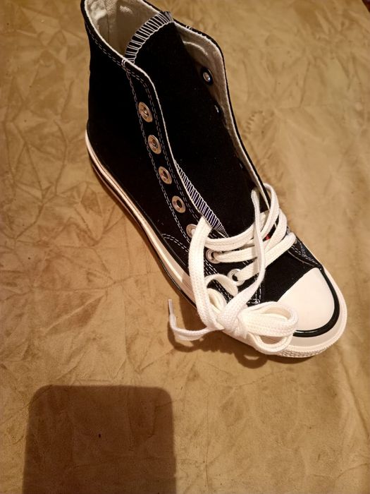 Продам конверсы новые