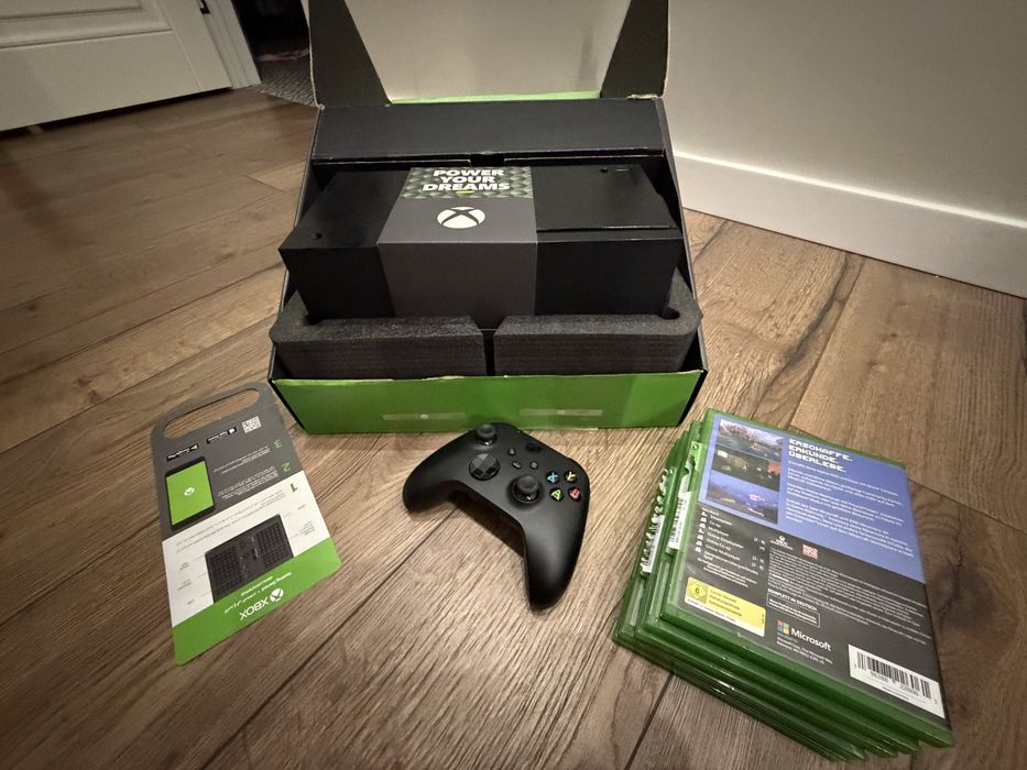 Xbox series X 1 Tb SSD + 2 геймпада