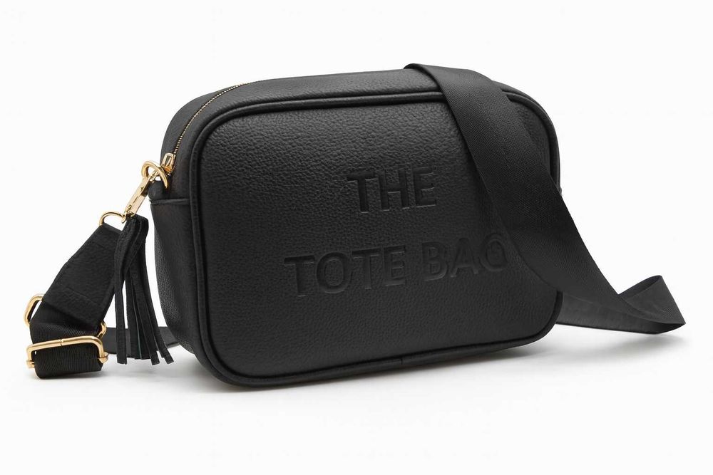 Дамска черна чанта с релефен надпис и ресни