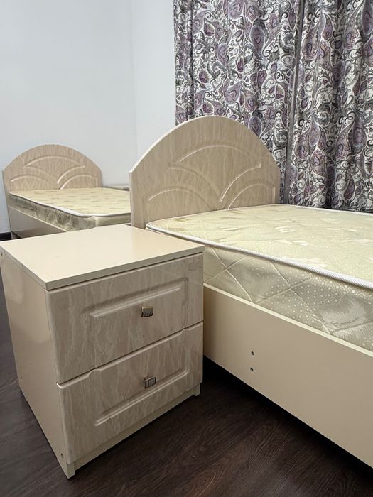 2 кровати с матрасом и с тумбой
