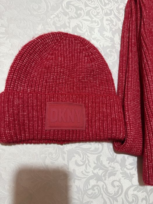 Зимни шапка и шал DKNY