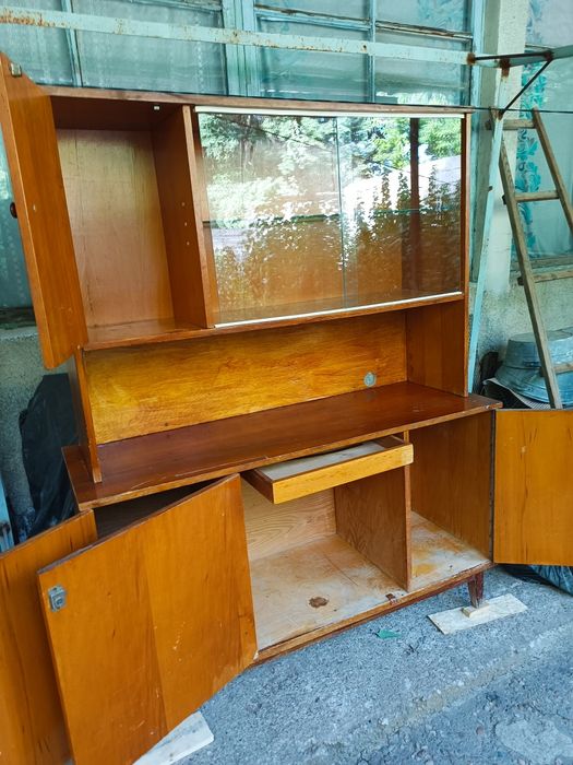 Серван, витринный шкаф