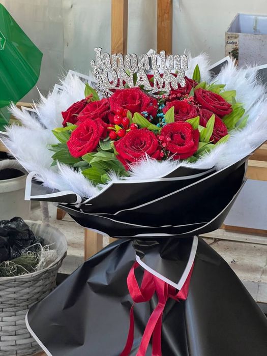 Buket gullar bargli savatli atirgul