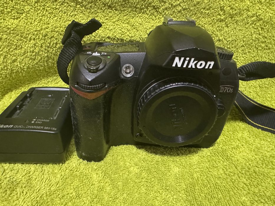 Nikon D70S 6.1MP Digital SLR Camera Body