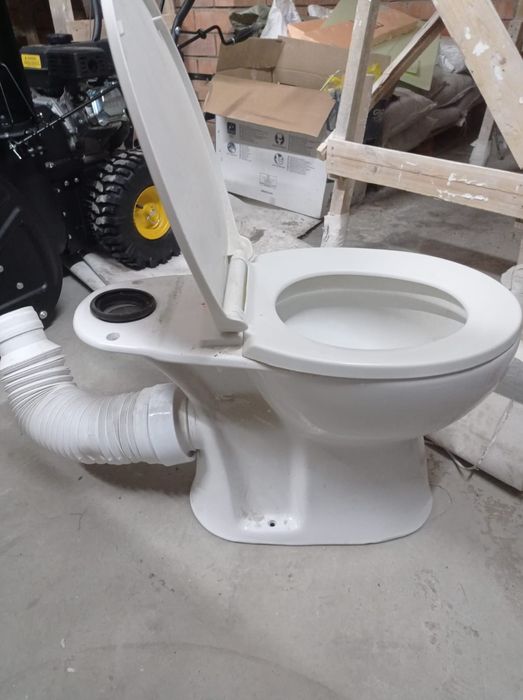 Унитаз около Барыс арена