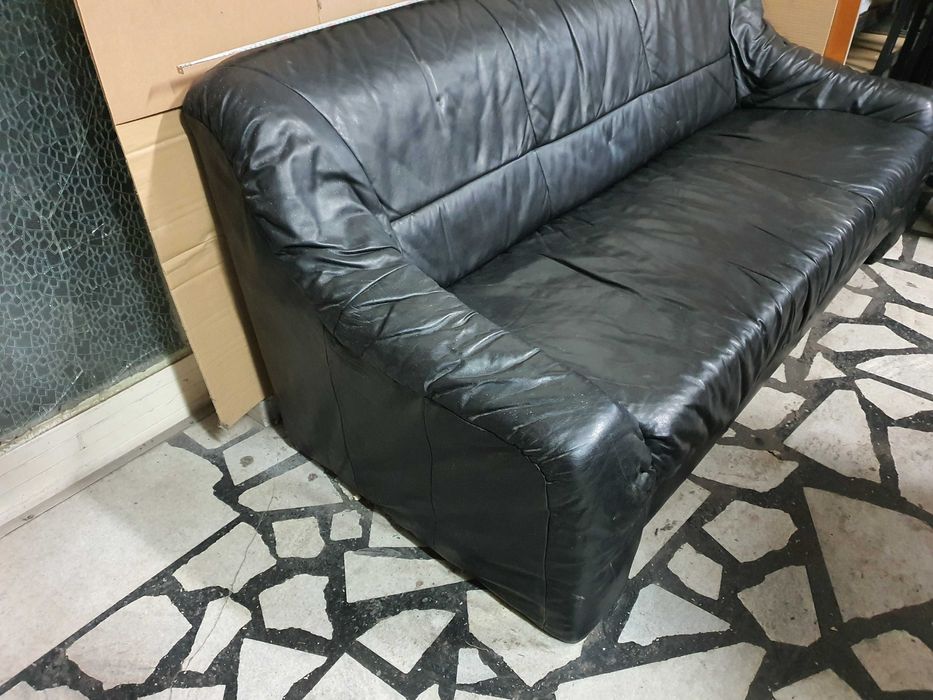 Черен кожен диван