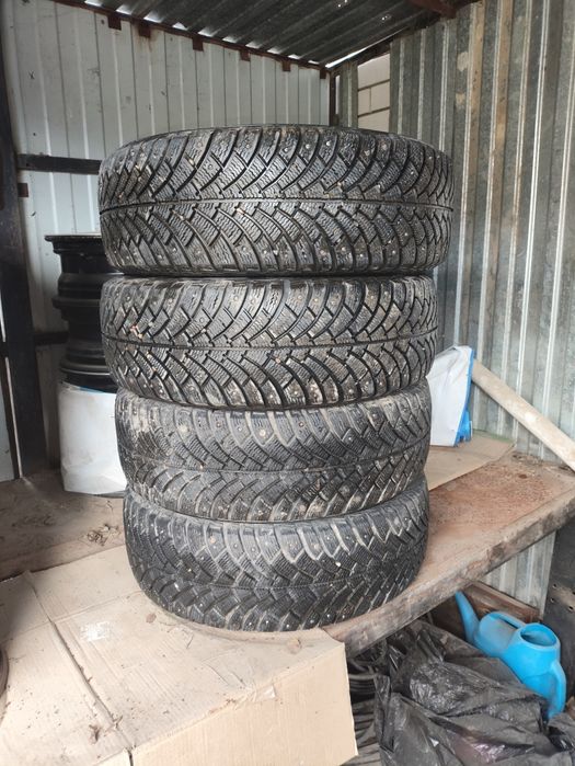 Продам шины ш215в65д16