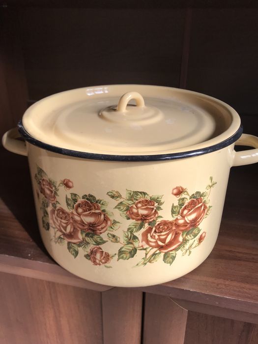 Эмалированные кастрюли