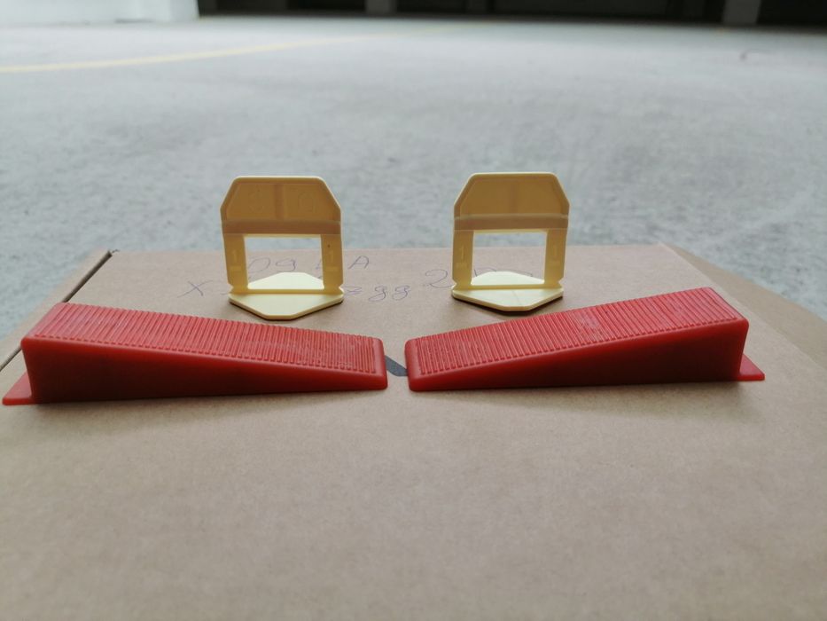 Фиксатори за плочки клинове