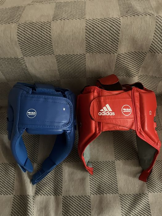 Боксёрский шлем и перчатки