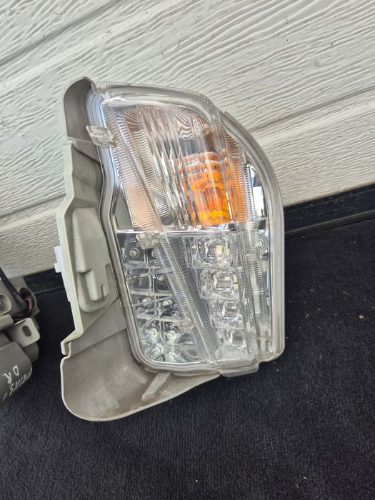 Lumini de Zi/Semnalizare Toyota Prius Plus. 2012-2015. Volan stinga.