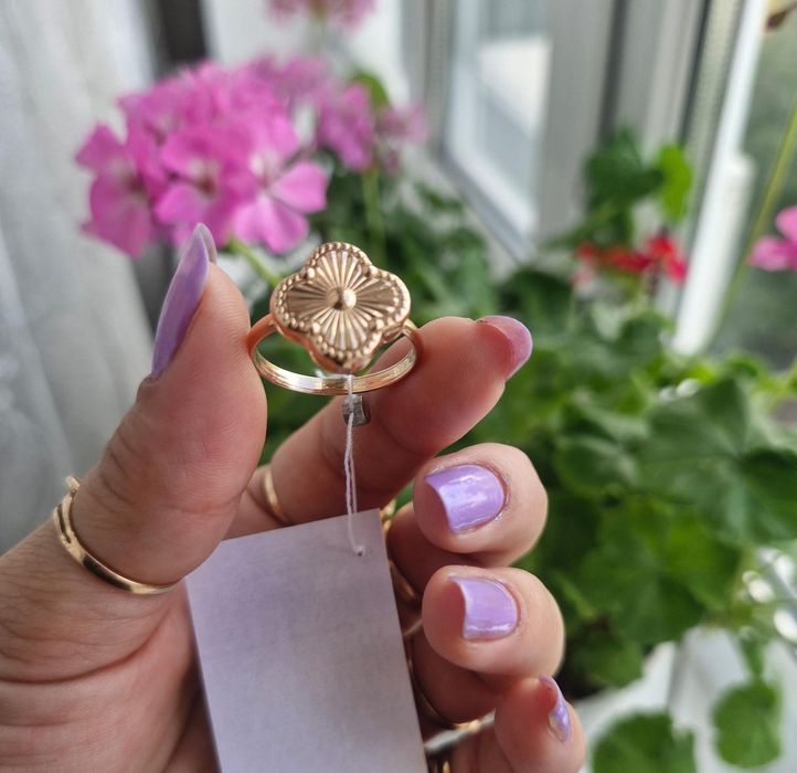 Продам золотое кольцо 18 Размер