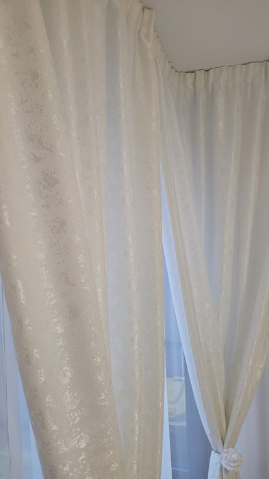 Vând  draperie alb lucios  4 draperii